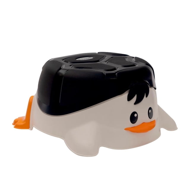 asiento entrenador prinsel pingüino negro con blanco, 3/4 frontal de asiento infantil tipo pingüino; base blanca con ojos y pico naranja, asiento removible negro liso con ranuras y deflector trasero naranja para evitar escurrimientos; funciona como bañito, banco o contenedor.