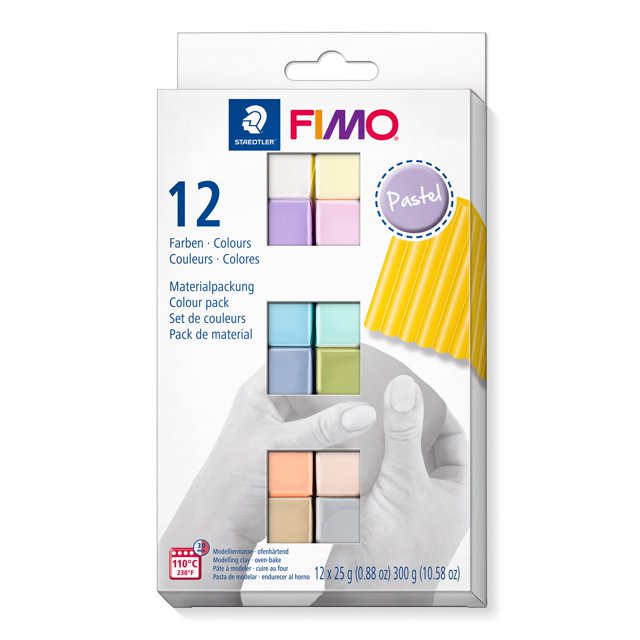 plastilina staedtler fimo soft para horno 12x25 g Paquete vertical con 12 bloques de 25 g en tonos pastel visibles por tres ventanas; caja blanca con logotipos STAEDTLER y FIMO, el número "12" y manos modelando. Producto internacional; también suele usarse para crear miniaturas y piezas pequeñas.