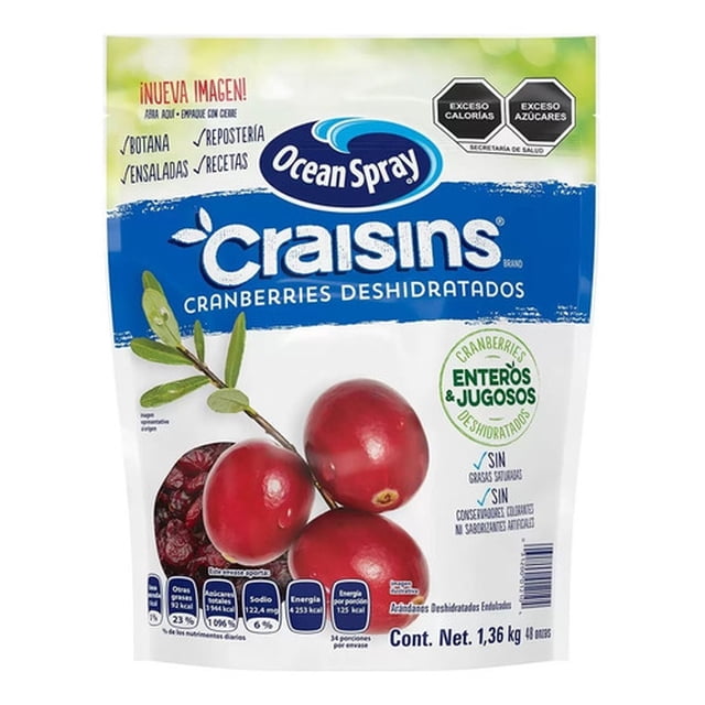 arándanos deshidratados ocean spray 1.36kg original Bolsa frontal centrada de arándanos deshidratados Ocean Spray Craisins 1.36 kg; logotipo Ocean Spray arriba, banda azul con la marca Craisins, foto de tres arándanos enteros y rebanados en primer plano, sello verde "enteros y jugosos" y avisos de exceso de calorías/azúcares. Ideal para botana, ensaladas, cereales o repostería.