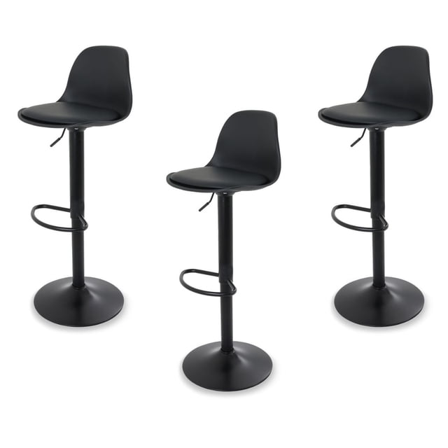 sillas para bar y barra de cocina con respaldo y reposapies de altura ajustable banco taburete giratorio con asiento acolchado de diseño moderno set 3 piezas full black Set de 3 taburetes full black con asiento acolchado y respaldo curvo, base circular de metal cromado, columna con elevador hidráulico y palanca lateral para ajuste de altura (81–102 cm), giro 360° y reposapiés metálico en forma oval; ancho de asiento 38.5 cm, capacidad hasta 100 kg. Vista 3/4 sobre fondo blanco; también aptos para isla de cocina o barra doméstica.