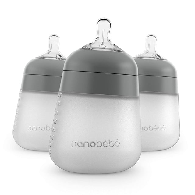 nanobebe flexy silicone baby bottle, anti-colico, sensacion nanobebe nanob?b? Multicolor tres biberones de silicón en primer plano con tetinas transparentes y tapas grises, cuerpo opaco con Nanobébé en relieve, plano medio sobre fondo blanco; también suelen usarse para llevar pequeñas cantidades de leche en viajes.