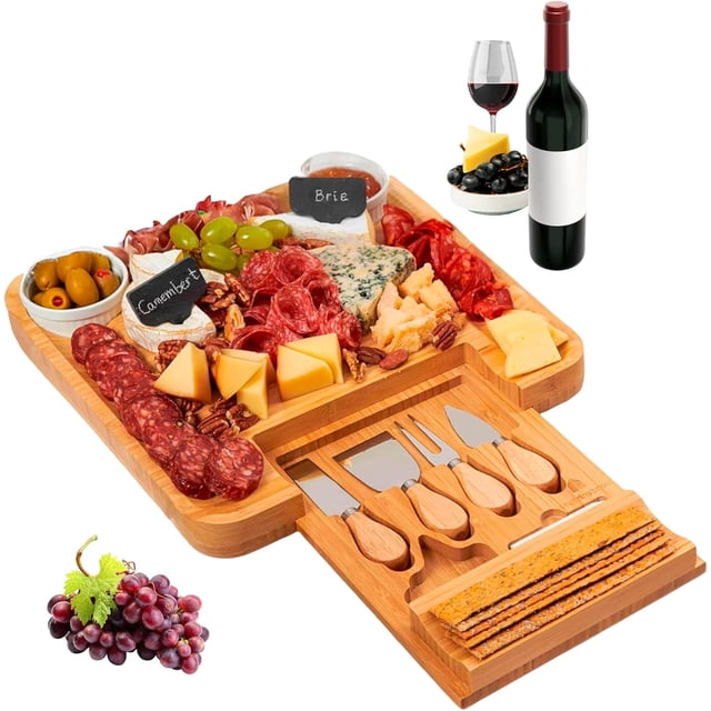 tabla de quesos bluelander, juego de tablas y cuchillos, diseño cuadrado, bambú — tablero cuadrado de bambú 33 x 33 x 3.7 cm con cajón deslizante que guarda 4 cuchillos de queso de mango de madera; incluye 2 identificadores, 2 gises y 2 platos de cerámica, pies de goma y lados inclinados para transporte; mostrada con quesos, embutidos, uvas y galletas para presentación y servir.