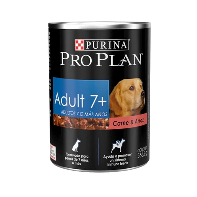 alimento enlatado perro adulto 7+ res 368gr pro plan Lata frontal Purina Pro Plan Adult 7+ sabor res y arroz, envase cilíndrico negro con recuadro azul "Adult 7+" y foto de perro dorado; iconos visibles de formulado para perros de 7 años o más, soporte inmune y salud renal, peso 368 g.