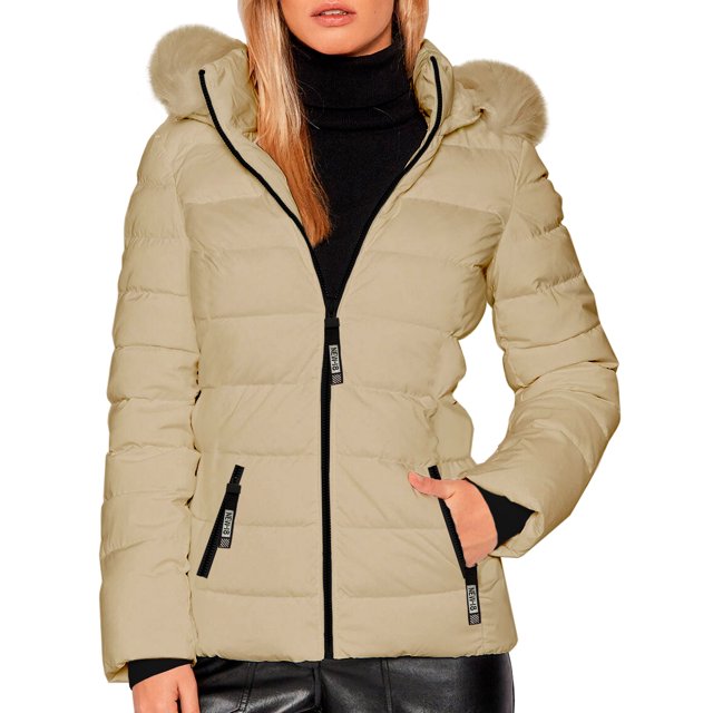 chamarra para mujer shendy vendy con gorro removible peluche suave crema, vista frontal centrada del torso hasta caderas; acolchonada capitonada en fibra poliéster con cremallera negra central y cuello alto, capucha desmontable con borde de peluche, bolsillos multifuncionales con cierres y puños ajustados para bloqueo de viento; ideal para temporada de frío y adecuada para viajes cortos.