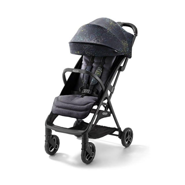 graco ready2jet compact stroller – compact travel stroller with automatic fold, splatter art Vista 3/4 de un cochecito Graco Ready2Jet compacto en estampado Splatter Art; asiento acolchado reclinable de varias posiciones con arnés de 5 puntos, barra abdominal desmontable que funciona también como asa de transporte, capota grande con patrón salpicado y protección UV, asa de cuero sintético, portavasos para padres, suspensión en las cuatro ruedas y cesta de almacenamiento inferior. Plegado automático con activación de una sola mano y peso de 13.2 lb, adecuado para viajes y transporte; a menudo se usa también para paseos urbanos cortos.