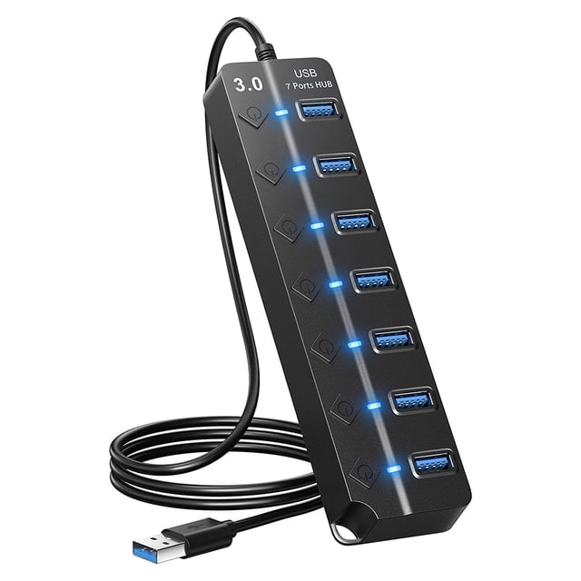 7 puertos usb hub splitter multi hub usb 3.0 adapter usb varios puertos adaptador de corriente con interruptores y luces Concentrador USB 3.0 de 7 puertos negro en vista 3/4 con cable USB-A enrollado; cuerpo alargado con siete puertos USB 3.0 (con interiores azules), indicadores LED azules junto a cada puerto y botones de interruptor táctil en la carcasa, para conectar unidades flash, ratones, teclados o impresoras; también suele usarse como hub para laptop en viajes.