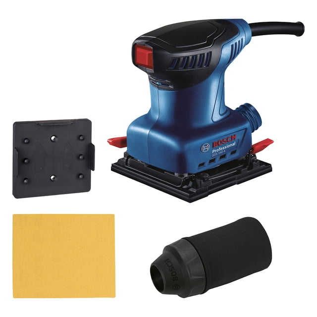gss 140 a professional lijadora orbital Bosch azul, vista 3/4 frontal de lijadora compacta con base rectangular negra, carcasa azul metálica y clip de sujeción rojo; cable negro en la parte superior. Accesorios visibles: placa de lija cuadrada negra, hoja de lija amarilla y adaptador cilíndrico para extracción de polvo negro. Motor 220 W y baja vibración hasta 3,4 m/s², indicada para madera y yeso; a menudo usada para trabajos de lijado en superficies pequeñas y detalles.