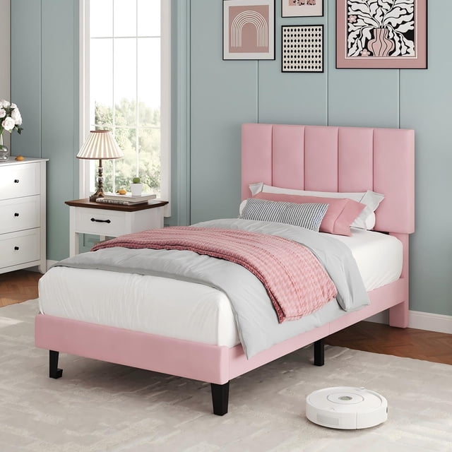 yeshouse estructura de cama individual plataforma tapizada en terciopelo color rosa con cabecero ajustable capitoné vertical; vista frontal 3/4 de cama sin somier sobre armazón con 10 patas de soporte, cabecero ajustable 39.4"–43.3" y apta para colchones de 8"–12", dormitorio luminoso con mesita, fácil montaje; también adecuada para cuarto juvenil o de invitados.