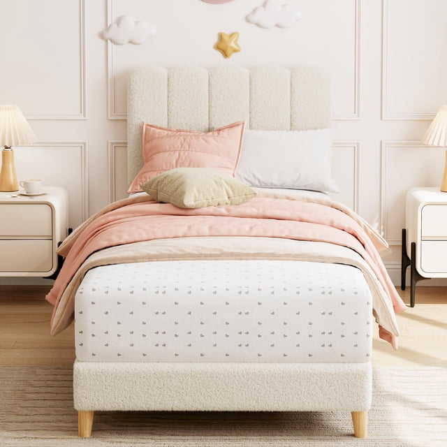 yeshouse cama individual con plataforma tapizada en bouclé y cabecero ondulado para niñas/niños. vista frontal de cama twin blanca con cabecero acolchado de paneles ondulados y tapicería bouclé, base baja con patas de madera clara y soporte por listones de madera; ropa de cama rosa y cojines en ambiente infantil. ideal para montaje rápido y lista para colchón sin necesidad de somier.