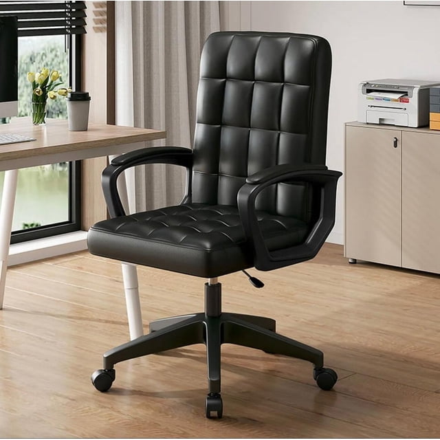 silla de oficina ejecutiva ergonómica negra cómoda industech negro frontal 3/4 de silla ergonómica Industech en negro con respaldo de malla transpirable, asiento acolchado de alta densidad en poliéster, brazos abatibles en ABS y base metálica con ruedas en oficina moderna; diseñada para ergonomía y soporte lumbar, adecuada también para home office y salas de espera.