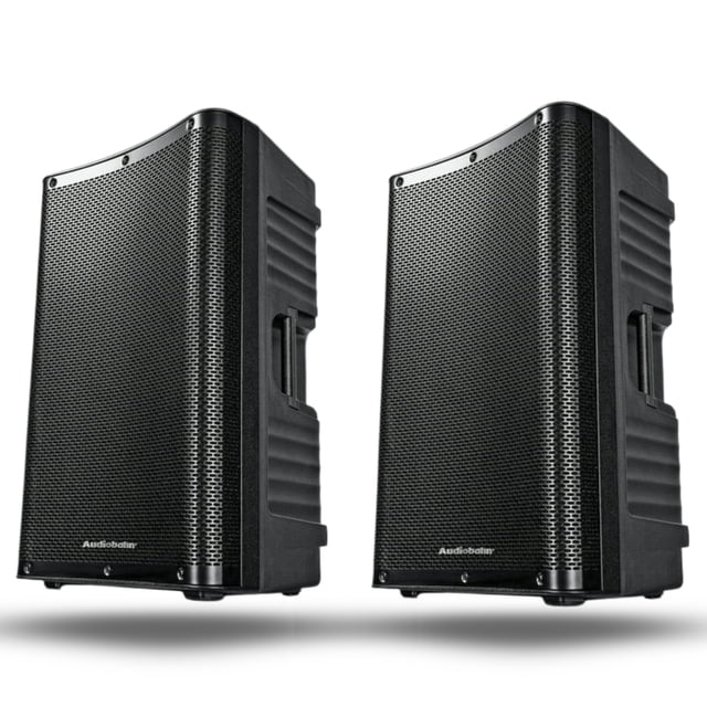 kit 2 piezas bafles amplificados 15" audiobahn ultra15 | sonido estéreo de alta potencia "plug & play" para eventos y dj Par de bafles activos negros Audiobahn ULTRA15, vista frontal 3/4 centrada; gabinetes con rejilla metálica perforada, asas laterales moldeadas y base con patas. Cada unidad posee woofer de 15" y tweeter integrado según especificaciones; conectividad Bluetooth, USB y ranura para tarjeta SD indicada en la ficha. Diseño apilable y fácil de transportar, adecuado para aportar potencia y bajos profundos en eventos y presentaciones; también suele usarse como solución "plug & play" para DJs en giras cortas.