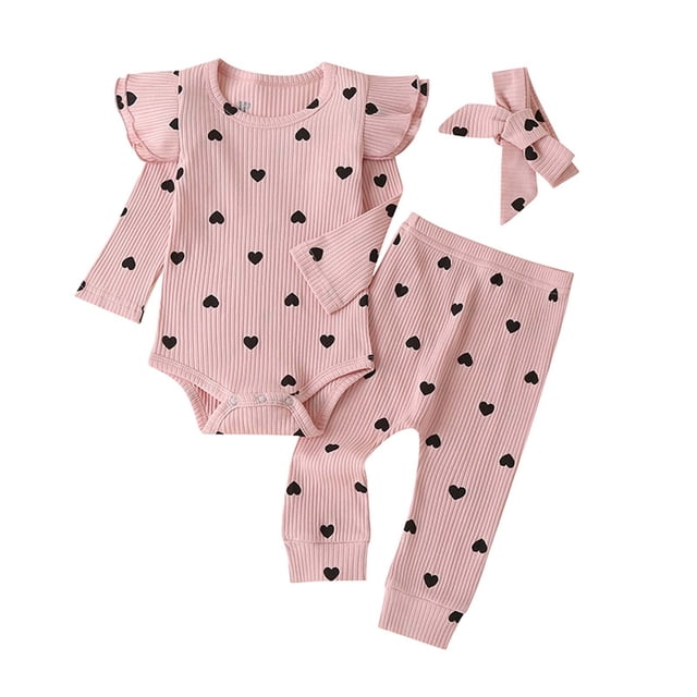 body de bebé, conjunto de canastilla, onesies para niños pequeños, niñas, estampado de corazón, volantes, pantalones, diadema, ropa, traje rosa odeerbi lm103-4668 conjunto rosa con estampado de corazones negros; vista frontal centrada de body de manga larga con volantes en los hombros, pantalón a juego con cintura elástica y diadema anudada; tejido acanalado (algodón y poliéster según especificación), tres broches en la entrepierna y puños en los tobillos. Ideal para sesiones de fotos o como regalo de baby shower.