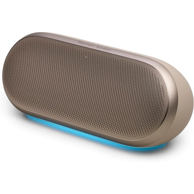 bocina harman kardon luna 2 - warm sand vista 3/4 frontal, bocina Bluetooth ovalada color warm sand con rejilla metálica perforada y bordes de aluminio cepillado, base con luz ambiental azul, logotipo Harman Kardon y cuatro LED de estado; portátil, con sonido optimizado por AI y adecuada para ambientar reuniones pequeñas.