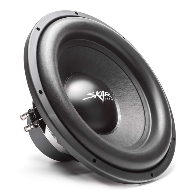subwoofer para coche skar audio sdr-15 d4 15" 1200 w de potencia máxima subwoofer para autos de 15" en vista frontal inclinada, cono negro con logo Skar Audio en el dust cap, borde de espuma de alto rollo, terminales para bobina doble D4 4 ohm y motor de ferrita visible; rango de respuesta 20–250 Hz y sensibilidad 86.9 dB; también suele usarse en cajones compactos para sistemas car audio personalizados.