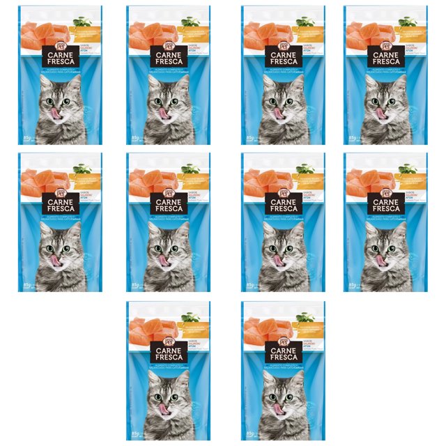caja grandpet carne fresca salmon y atún sobre 100 g (10 pzas) Vista frontal de diez sobres en cuadrícula; cada sobre azul con la marca Carne Fresca, ilustración de salmón y atún arriba y foto de un gato gris lamiéndose en el centro; etiqueta señala alimento húmedo para gatos, alta hidratación y prebióticos.