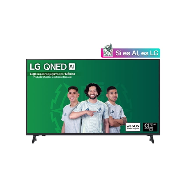 pantalla smart tv lg 55 pulgadas qned ai qned73 4k 2025 televisor frontal de 55" con bisel negro delgado y peanas laterales, pantalla verde que muestra tres jugadores de fútbol en camiseta blanca; logotipos de LG, webOS y Alpha 7 AI en la esquina inferior derecha, destaca Dynamic QNED Color, 4K y funciones Smart TV como Multi View y VRR; también suele usarse para duplicar pantalla desde móviles con Google Cast o AirPlay.