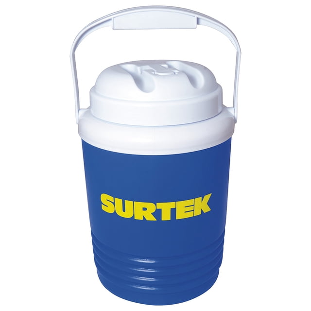termo 1 gal surtek termo deportivo azul de 1 galón con tapa blanca y asa abatible, logo SURTEK amarillo en el frente, base estriada y cierre superior visible; ideal para camping y mantener bebidas frías durante excursiones.