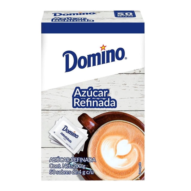 azúcar domino refinada 50 sobres de 4 g c/u caja frontal con logo Domino y texto Azúcar Refinada, taza de café con arte latte y tres sobres individuales visibles; endulzante para bebidas y recetas, apto para usar en bebidas calientes o frías.