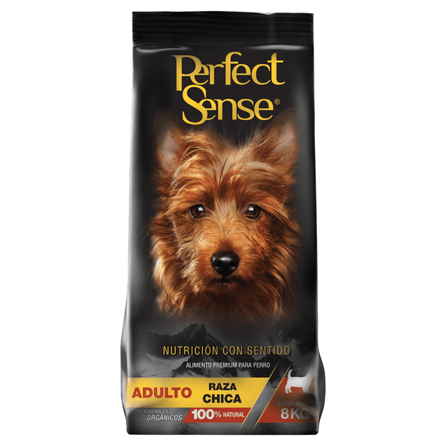 alimento para perro adulto raza pequeña 8 kg perfect sense ps1824 Bolsa frontal de 8 kg de croquetas Perfect Sense para perros adultos raza pequeña; empaque negro con logo dorado y rostro de perro en primer plano. Franja amarilla "Adulto Raza Chica", sello "100% Natural" y leyenda de nutrientes: Proteína mín.26%, Grasa mín.14%, Fibra Cruda máx.4%, Humedad máx.11%; indicado para perros de 1 a 10 kg. También suele usarse como ración práctica para viajes cortos y paseos.