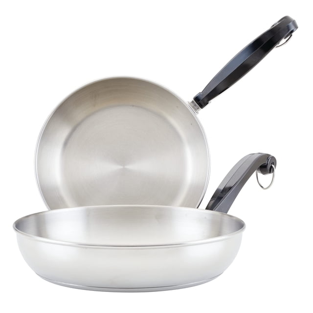 juego de sartenes farberware classic de acero inoxidable de 21 cm y 25 cm juego de dos sartenes plateadas de 21 cm (8.25 pulgadas) y 25 cm (10 pulgadas), vista frontal y 3/4 con acabado cepillado interior, bases de tapa completa con núcleo de aluminio según especificaciones, asas ergonómicas oscuras con anilla para colgar; aptas para horno hasta 350 °F y lavavajillas según ficha técnica; a menudo se usan para dorar y saltear por su tamaño compacto.