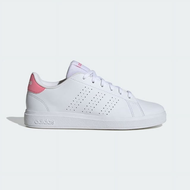 tenis adidas id3886 para mujer color blanco zapatilla de perfil lateral, suela baja y cordones blancos, perforaciones que forman las tres franjas en el costado y contrafuerte trasero rosa con logo adidas; fondo neutro, vista centrada. También ideal como calzado casual para caminar.