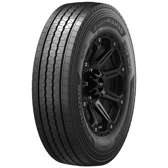 llanta 225/70r19.5 hankook ah35 llanta negra all-season, vista 3/4 frontal que muestra la banda de rodamiento con bloques rectilíneos y ranuras multidimensionales, marcado AH35 en el flanco y aro negro; diseñada para condiciones variables y alto kilometraje, frecuentemente usada en camiones ligeros y reparto urbano.