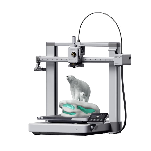 impresora 3d bambulab bambu lab a1 multicolor 256 ml³ Vista frontal de la impresora 3D Bambu Lab A1 con marco CoreXY abierto, cabezal de impresión en riel horizontal, tubo de alimentación curvado y boquilla de intercambio rápido; plataforma rectangular muestra un modelo de osos impresos con filamentado turquesa y pantalla táctil inclinada al frente derecho. A menudo usada también para prototipos y maquetas de diseño.