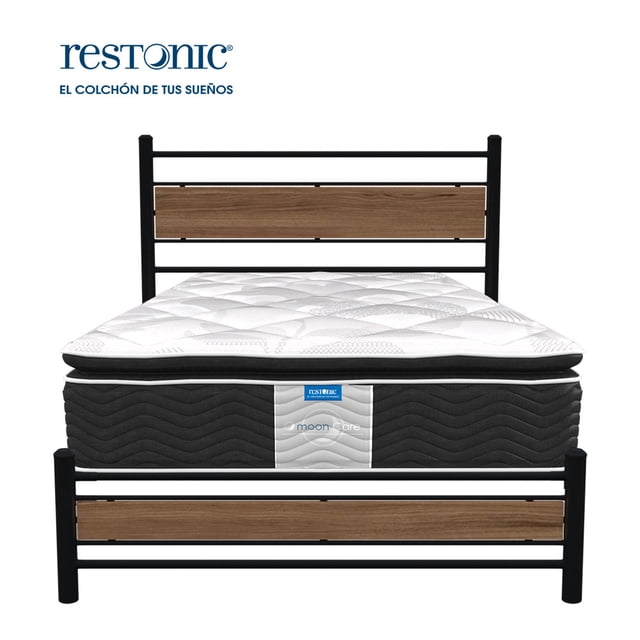 colchon matrimonial restonic ortopedico mooncare + box completo vista frontal del colchón Restonic MoonCare sobre base box completo; tapa acolchada blanca tipo stretch, faldón gris con etiqueta azul central y grosor visible, cabecera metálica con listones en acabado madera al fondo; soporte medio a semi firme según especificación y sistema Never Turn (rotar cada 3-4 meses); también suele usarse para mejorar soporte lumbar en dormitorios principales.
