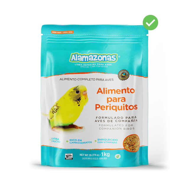 alimento completo para periquitos australianos budgies alamazonas 1kg bolsa frontal, vista centrada y de frente; empaque azul y blanco con logo Alamazonas en la parte superior, imagen impresa de un periquito verde-amarillo, texto naranja "Alimento para Periquitos" y pequeña ventana circular que muestra la mezcla de semillas. Etiqueta señala recomendado por veterinarios, enriquecido con vitaminas y minerales y ración sugerida de 2-3 cucharadas por ave al día; adecuado para la alimentación diaria de periquitos en casa.