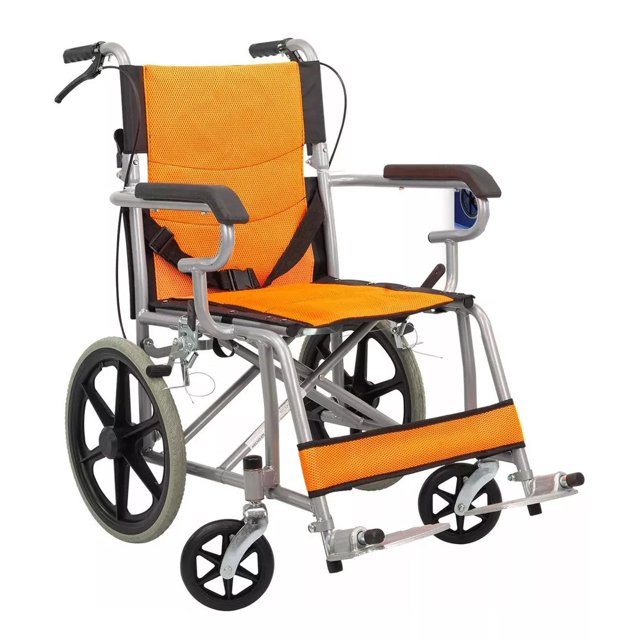 silla de ruedas de traslado ligera plegable con freno 4x4 naranja CJR, vista 3/4 frontal con asiento y respaldo naranja de malla, estructura metálica plateada, ruedas traseras todoterreno de 14 pulgadas con freno de chicote por palanca, ruedas delanteras de policarbonato, descansabrazos de plástico suave, posapies abatibles con talonera ajustable y cinturón de seguridad, ideal para traslado en banquetas y terrenos irregulares.