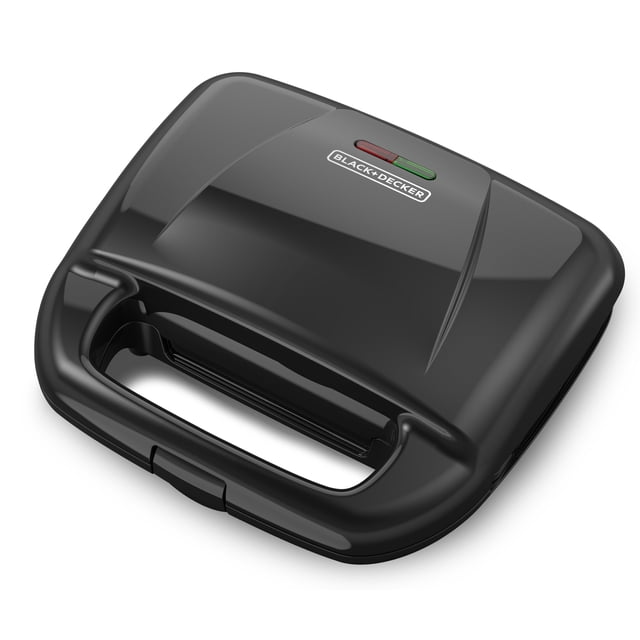 waflera black + decker para 2 waffles con placas de teflón negra, vista 3/4 frontal con tapa cerrada y mango frío integrado; luces indicadoras roja y verde sobre el logo Black+Decker, exterior metálico negro brillante y cierre seguro, tamaño compacto de encimera; también suele usarse para tostar pequeños sándwiches suaves.