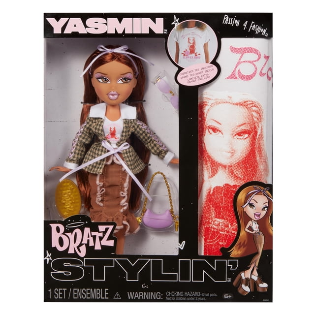 muñeca de moda bratz stylin' yasmin con camiseta personalizable muñeca Yasmin con chaqueta de cuadros, blusa sin mangas y falda con volantes; cabello largo castaño con lazo, incluye bolso lila, cepillo, lentes de sol y camiseta gráfica XL para adulto en el embalaje; ropa a juego para combinar estilo.