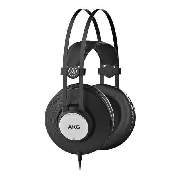 akg pro audio akg k72 closed-back studio headphones, black, (3169h00020) Audífonos cerrados circumaurales AKG K72 en negro, vista 3/4 frontal con copa redonda y centro plateado con logo AKG, almohadillas acolchadas grandes, diadema autoajustable de doble banda y cable saliente; ideales para monitoreo y uso DJ, controladores de 40 mm según especificaciones.