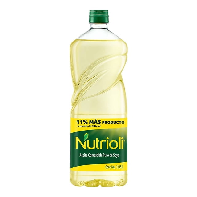 aceite nutrioli puro de soya 1.05 l botella frontal transparente de 1.05 litros con aceite amarillo claro, etiqueta verde y amarilla con logo Nutrioli y texto 'Aceite Comestible Puro de Soya', tapa verde y relieve con hoja en el plástico; suele usarse para cocinar y freír de forma versátil.