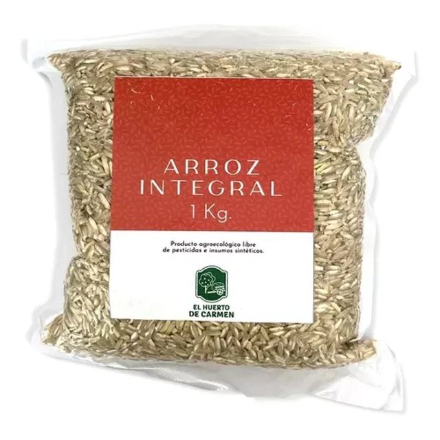 arroz integral agroecológico orgánico 1 kg huerto carmen Bolsa transparente sellada con arroz integral de grano corto a mediano, etiqueta roja y blanca que muestra "ARROZ INTEGRAL 1 Kg.", texto que indica producto agroecológico libre de pesticidas e insumos sintéticos y logotipo verde de El Huerto de Carmen; a menudo usado en guarniciones o como cereal principal.