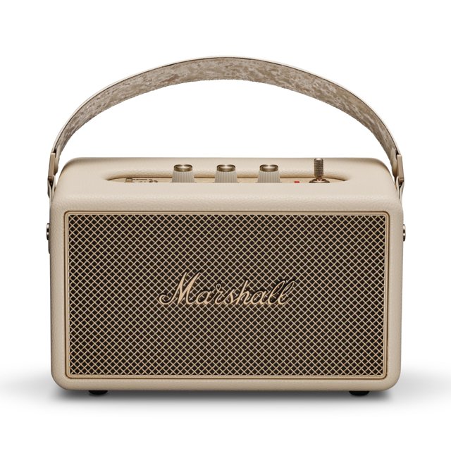 altavoz bluetooth portátil marshall kilburn iii cream, vista frontal centrada con rejilla metálica crema y logo Marshall; correa superior y perillas táctiles en la parte superior; especificado con sonido estéreo 360°, más de 50 horas de reproducción y clasificación IP54; a menudo se usa como banco de carga para teléfonos durante viajes.