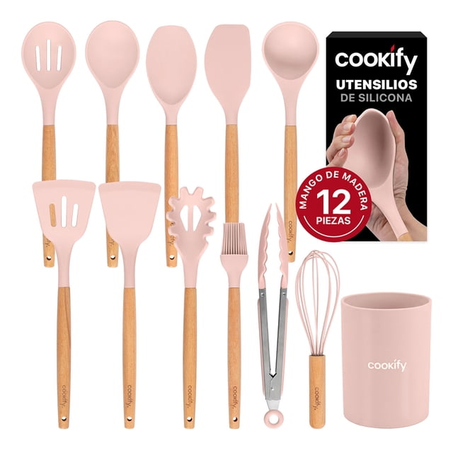juego de utensilios de cocina silicona y madera accesorios para cocinar, 12 pzas (rosa) vista frontal del set de 12 piezas con mangos de madera natural y cabezas de silicona rosa: cucharón, cuchara ranurada, espátulas planas y ranuradas, espátula para servir pasta, brocha, batidor, pinzas con puntas de silicona y porta utensilios cilíndrico rosa con logo Cookify; disposición sobre fondo blanco que muestra textura de silicona y veta de la madera; a su vez, idóneo como organizador de utensilios pequeños en barras de cocina.