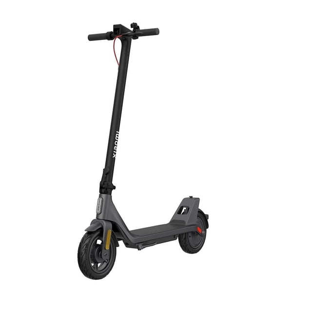 scooter eléctrico xiaomi 4 lite 2nd gen us negro, vista 3/4 frontal con manubrio vertical y tablero cuadrado; patín ancho antideslizante, neumáticos de 10 pulgadas, marco de acero al carbono oscuro, cable de freno rojo, guardabarros trasero con luz y freno de tambor visible; incluye sistema de frenos dobles y tres modos de conducción, adecuado también para desplazamientos urbanos y trayectos diarios cortos.