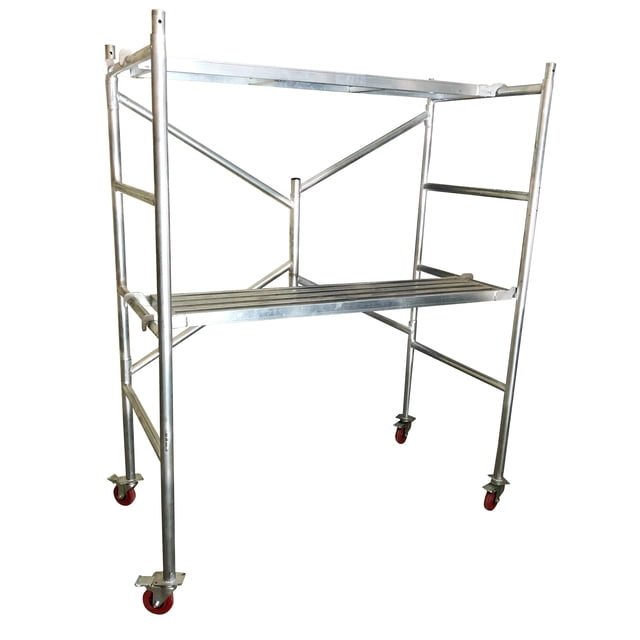 andamio plegable con ruedas 135×124×62 cm doble plataforma metálica acero galvanizado — vista frontal 3/4 con doble marco 135 × 124 × 62 cm en acero Q235 galvanizado calibre 18; incluye dos plataformas galvanizadas, escalera integrada de 4 peldaños, cruceta en X y cuatro ruedas giratorias con freno; capacidad 400 kg, ideal para pintura, mantenimiento e instalaciones eléctricas en interior y exterior.