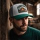 thumbnail image 5 of Knite Gorra para Hombre Rustic Barn Verde Trucker Farmer Story Vintage, 5 of 5