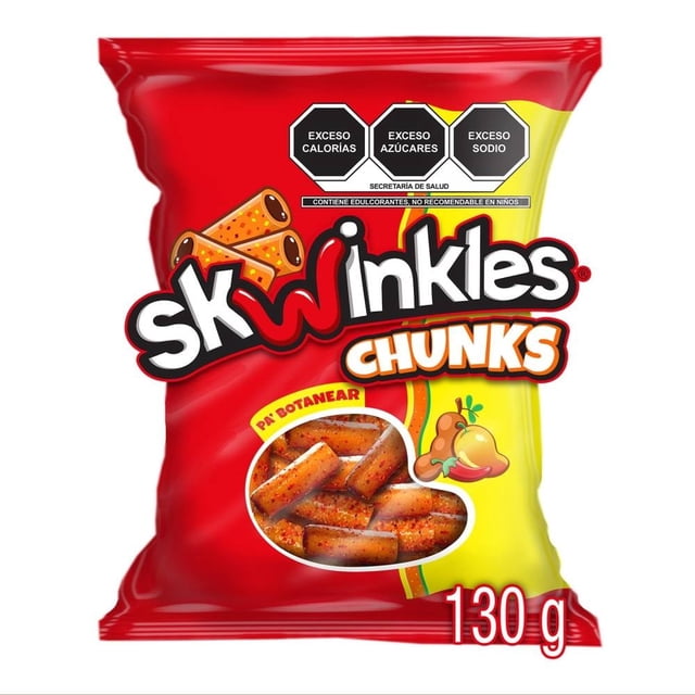 dulce enchilado skwinkles chunks tiras sabor mango rellenas de tamarindo 130 g bolsa frontal roja y amarilla con logo Skwinkles CHUNKS, ilustración de tiras troceadas cubiertas de chile en polvo y salsa, sellos negros de advertencia y texto que indica 130 g; botana picosita adecuada para compartir.