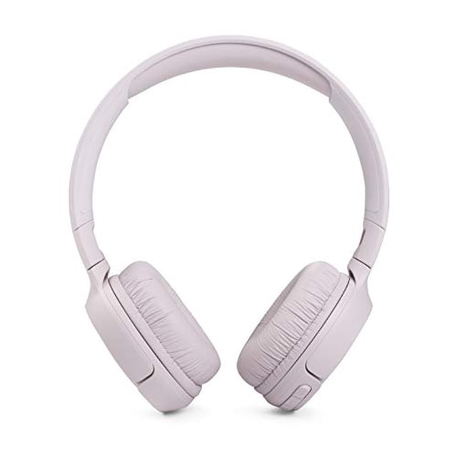 auriculares inalámbricos jbl tune 510bt en la oreja sonido purebass rose rosado, vista frontal centrada de diadema ajustable y copas que cubren la oreja con almohadillas acolchadas, controles visibles en la copa derecha y acabado mate; también adecuados para llamadas manos libres durante viajes.