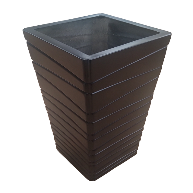 maceta de fibra de vidrio mod. obeline mediano chocolate fibraformas fibraformas de méxico obeline mediano vista 3/4 frontal de maceta cuadrada alta color chocolate con paredes cónicas y bandas horizontales escalonadas, interior liso sin orificios visibles; acabado mate uniforme; medidas 46 cm alto × 34 cm ancho × 28 cm base; ideal para interior y exterior; a menudo usada como macetero decorativo para terrazas y esquinas.