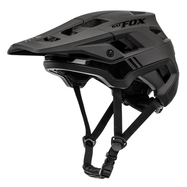 casco de bicicleta BATFOX LA303 para hombres, mujeres, adultos y jóvenes, color negro con visera: vista lateral 3/4 de carcasa de policarbonato mate y forro EPS con 18 ventilaciones y canalización interna, correa de barbilla ajustable con hebilla rápida y almohadillas extraíbles, logo BATFOX visible; también es adecuado para ciclismo de montaña y paseos recreativos.