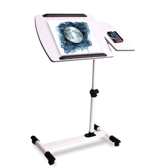mesa para laptop movible con ruedas y altura ajustable Queen Sense, tablero giratorio e inclinable con topes antideslizantes y portavasos, poste central con ajuste 67–100 cm, base en H con 4 ruedas con freno; medidas 40 x 64 cm y peso 5.33 kg. También suele usarse como mesa auxiliar para lectura o tabletas.