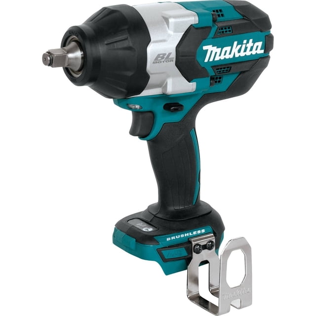 makita xwt08z-r llave de impacto inalámbrica sin escobillas 18v 1/2" reacondicionada grado A, vista 3/4 frontal de la herramienta; cuerpo teal y negro con logo Makita, carcasa plateada alrededor del motor BL, yunque cuadrado de 1/2 pulgada y anillo de fricción visibles, empuñadura de goma texturizada y gatillo, base para batería 18V LXT (batería no incluida) y clip metálico de cinturón en primer plano. Ideal para aflojar y apretar tuercas en reparación automotriz y mantenimiento industrial.
