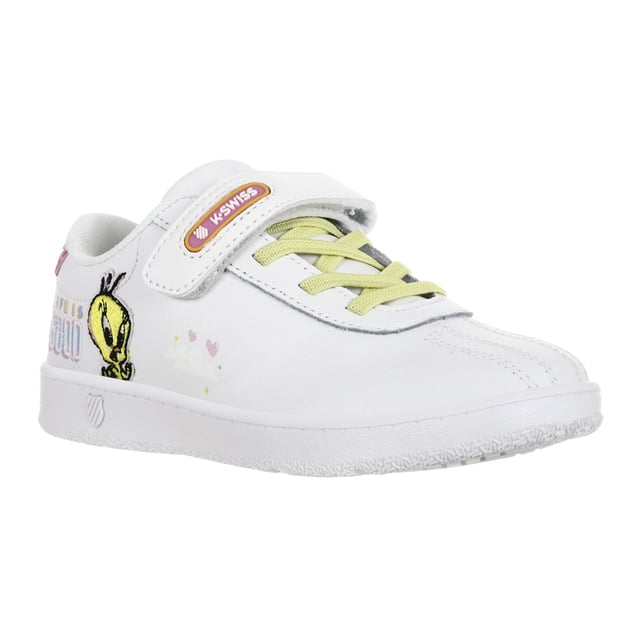 tenis k-swiss tweeties ch zapatilla infantil blanca en piel, vista 3/4 frontal con correa de velcro y agujetas elásticas verde claro, suela antiderrapante blanca y bordado de Tweety en el lateral; tenis casual para niña, a menudo usado para actividades escolares y recreo.