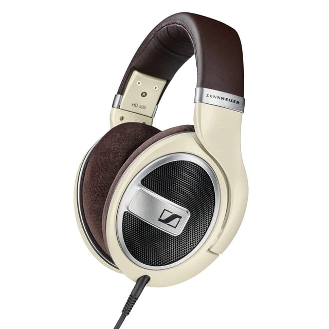 sennheiser consumer audio hd 599 open back headphone, ivory Auriculares circumaurales abiertos color marfil con almohadillas de terciopelo marrón y diadema acolchada cosida; vista 3/4 frontal que muestra la rejilla metálica mate, el emblema Sennheiser y el cable desmontable conectado; también suelen usarse para sesiones de escucha crítica en casa.
