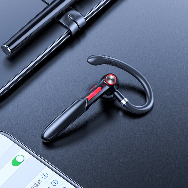 xihbxyly ventas de liquidación auriculares manos libres inalámbricos con bluetooth, auriculares estéreo rojo primer plano 3/4 de un auricular Bluetooth manos libres con gancho auricular y micrófono alargado sobre superficie oscura junto a un teléfono. Cuerpo negro con detalles en rojo y aro metálico; suele usarse también como auricular móvil para viajes cortos.