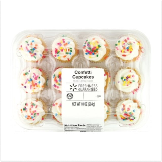 mini cupcakes con frosting de crema y confetti de azúcar Freshness Guaranteed, bandeja transparente con 12 pastelitos de vainilla, glaseado blanco en remolino y chispas de azúcar multicolor, etiqueta frontal con marca y tabla nutricional; ideal como snack para celebraciones y para compartir.